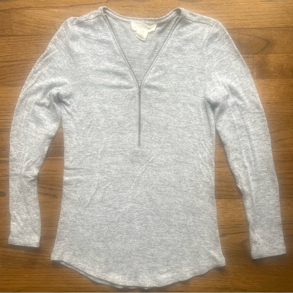 Adjustable zipper v-neck top